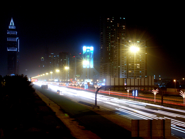 osvětlená silnice ve městě.jpg