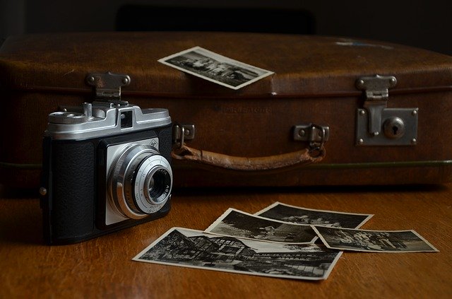 starý fotoaparát s černobílými fotografiemi